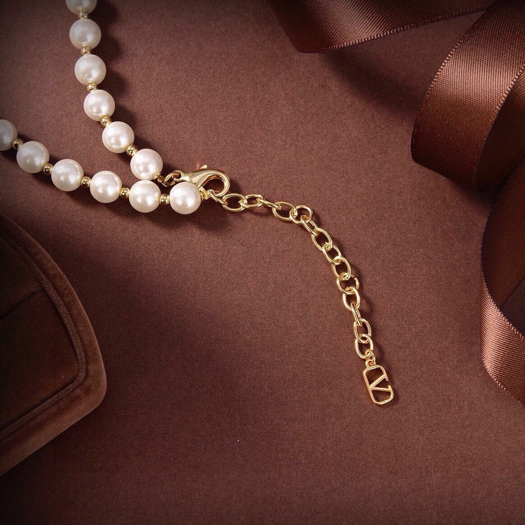 VLogo Pearls Choker 18K Gold Necklace