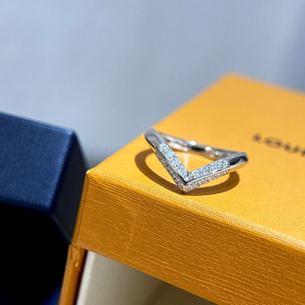 Louis Vuitton V Diamonds 18K Gold Ring