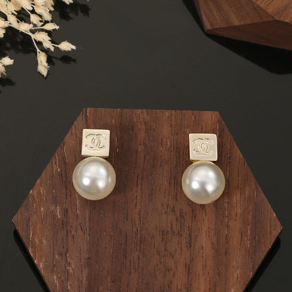 Chanel Pearls 18K Gold Earrings