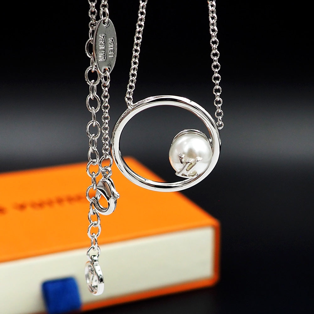 Louis Vuitton Eclipse Pearls 18K Gold Necklace