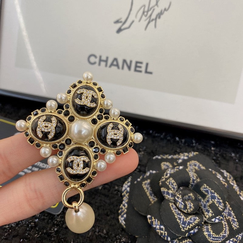 Chanel Pearl Pendant Gold 18K Gold Brooch