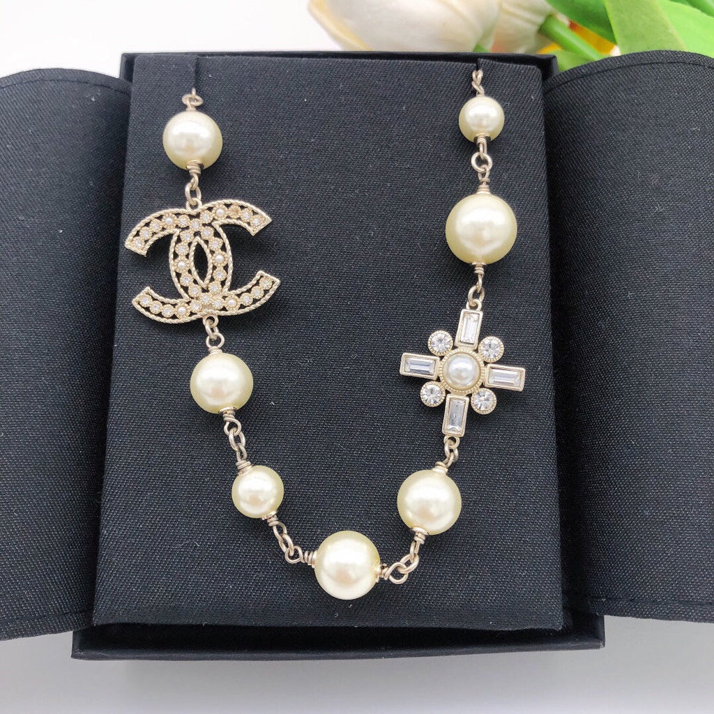 Chanel Flower Pearls Chain 18K Gold Necklace