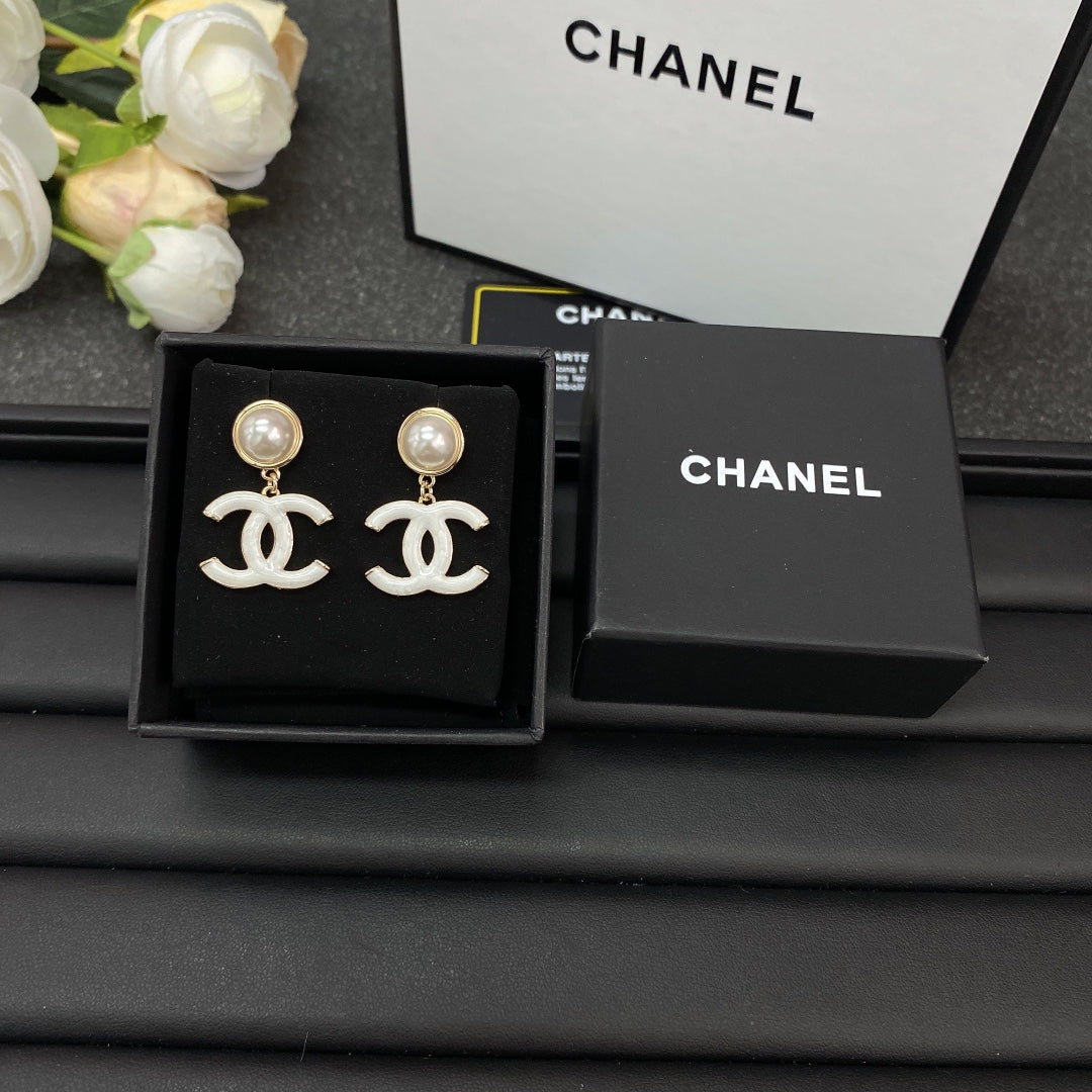 Chanel White Pearl 18K Gold Earrings