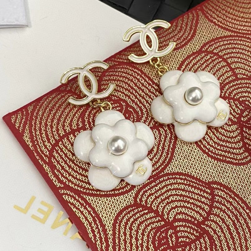 Chanel Flower Pearl 18K Gold Earrings