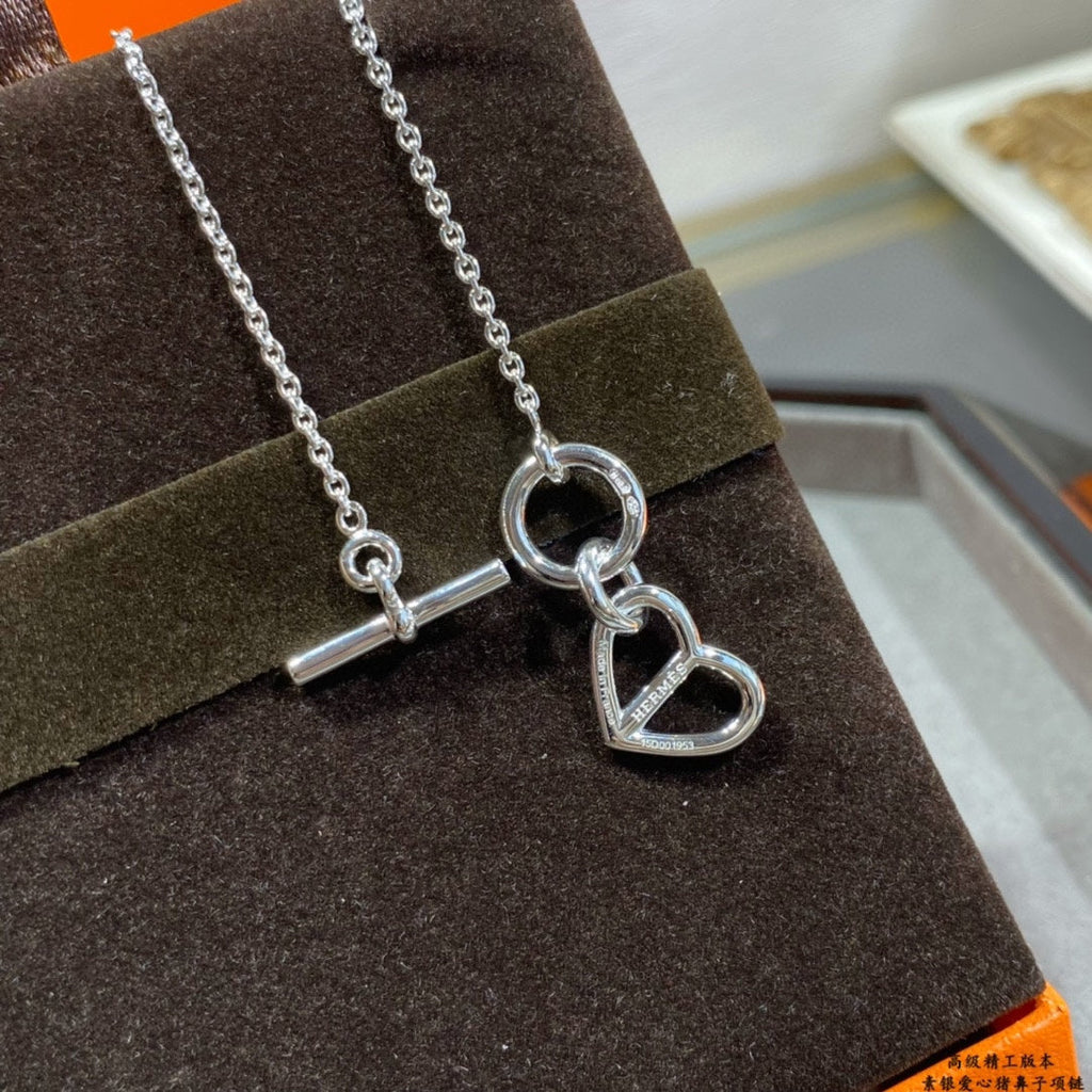 Hermes Cache-coeur Amulette Pendant 18K Gold Necklace
