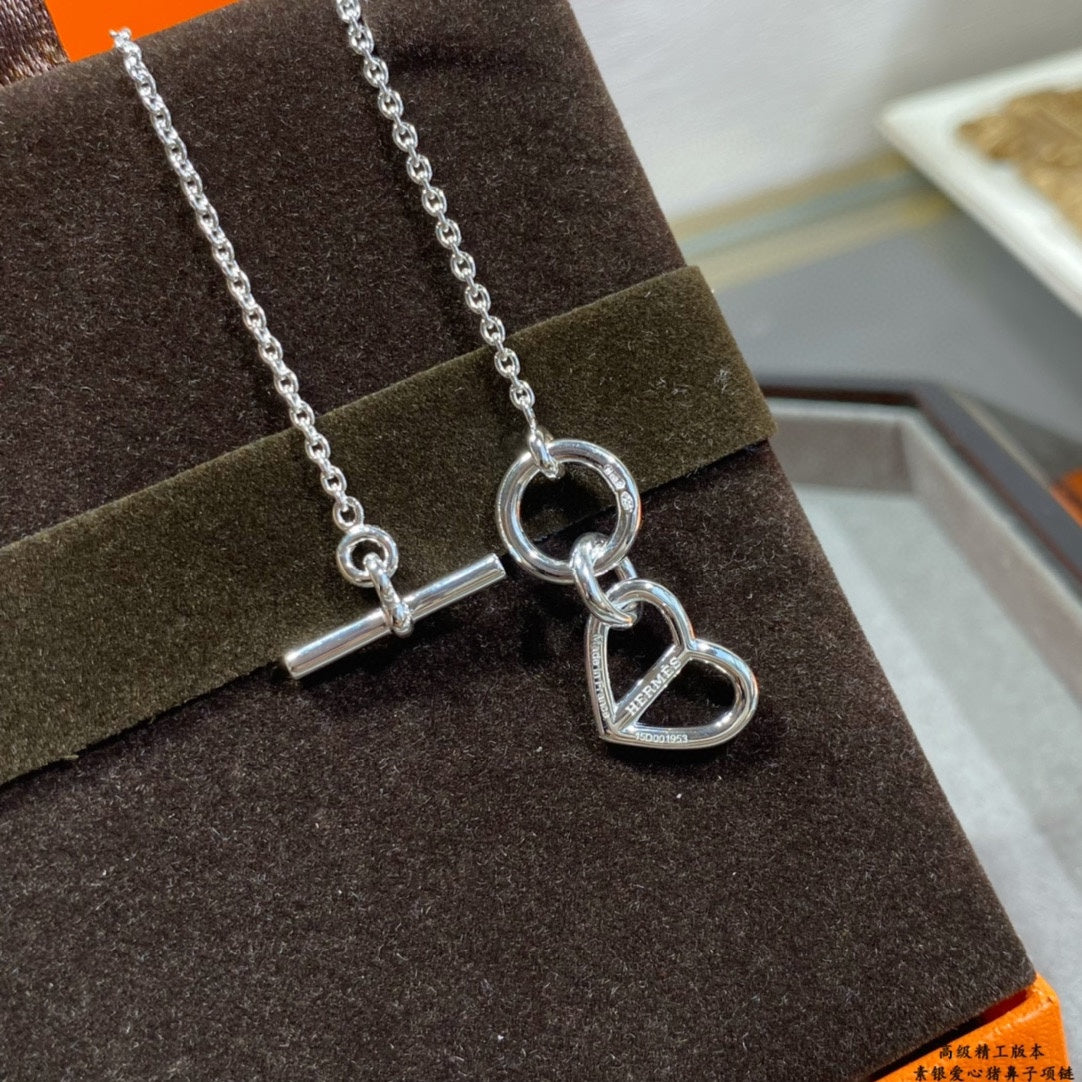 Hermes Cache-coeur Amulette Pendant 18K Gold Necklace