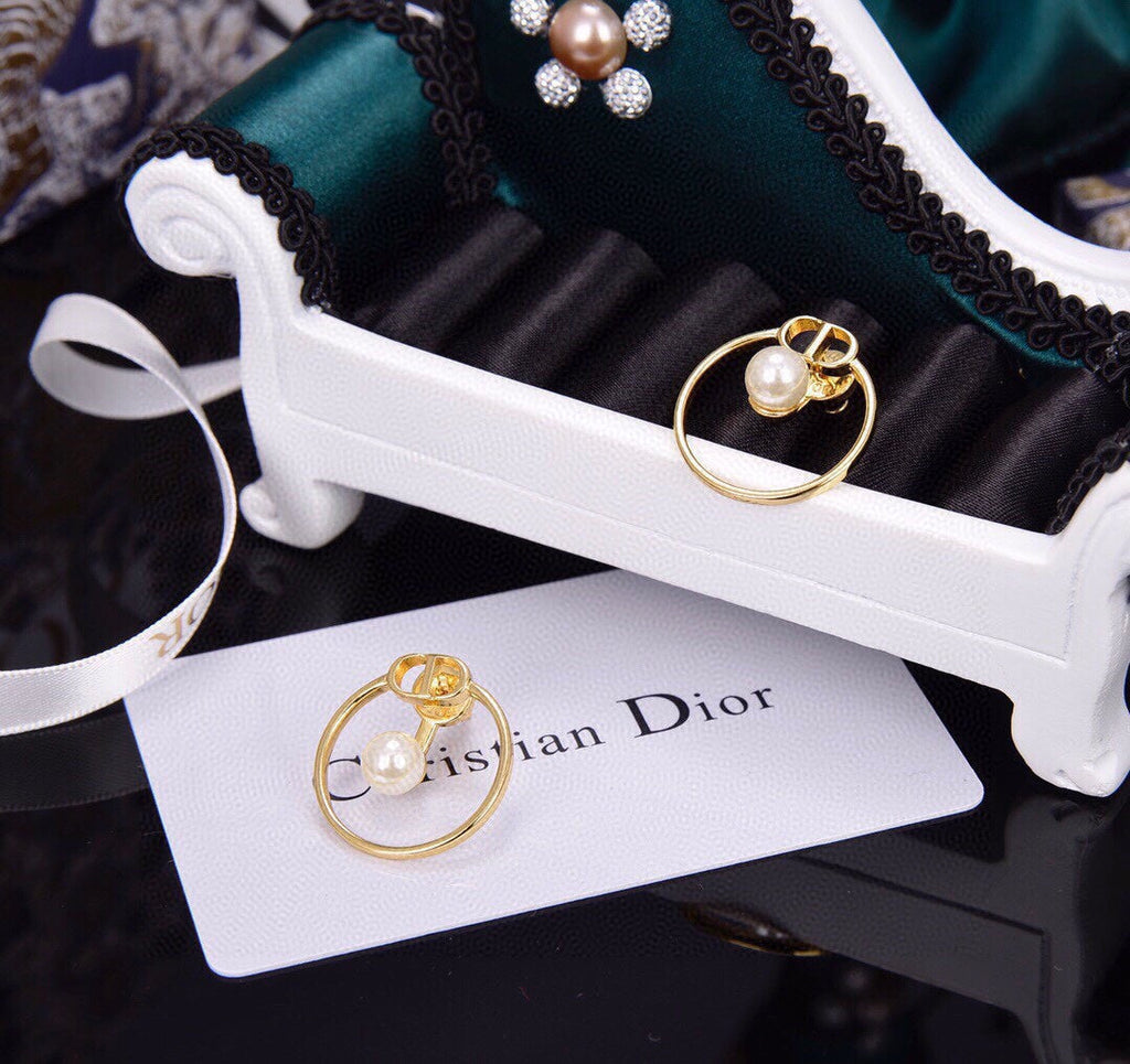 Dior 30 Montaigne Pearls 18K Gold Earrings