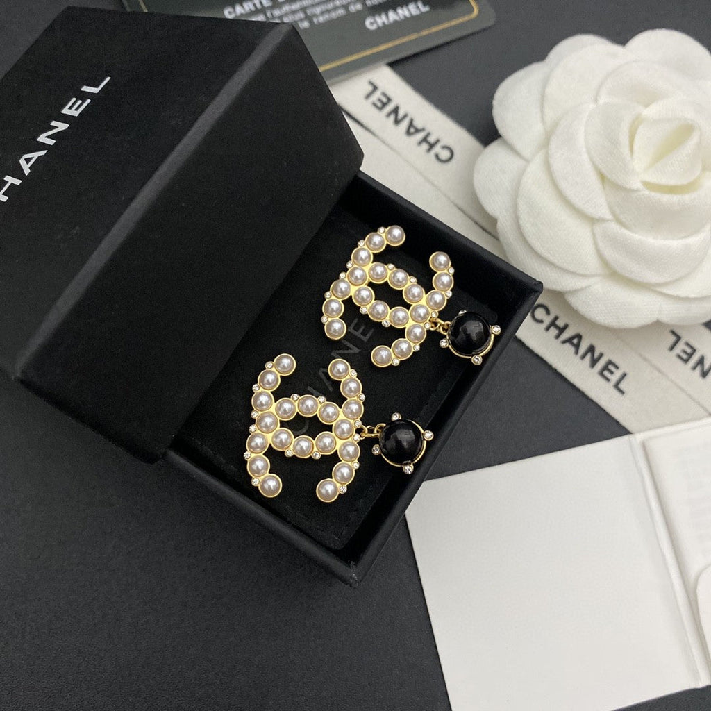 Chanel Pearl Pendant 18K Gold Earrings