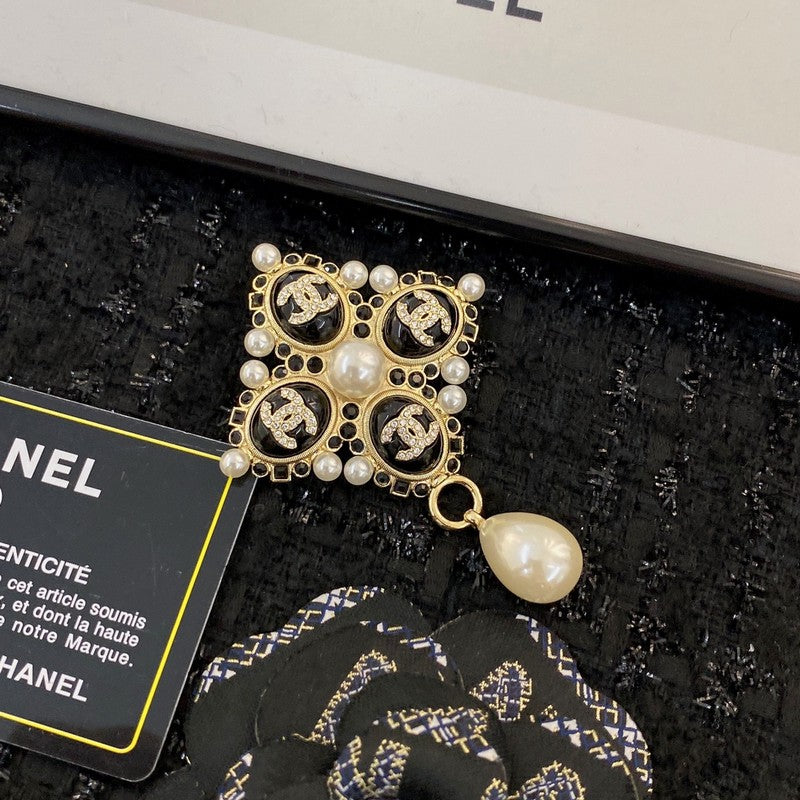 Chanel Pearl Pendant Gold 18K Gold Brooch