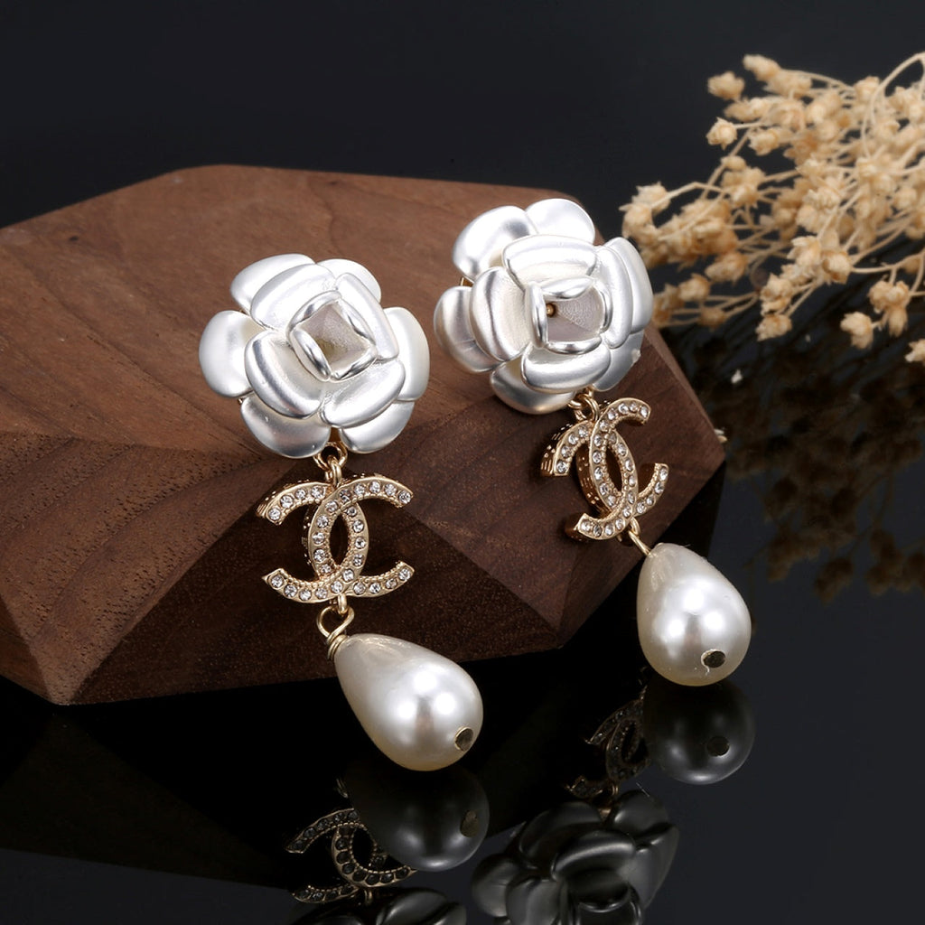 Chanel Flower Pearl 18K Gold Earrings