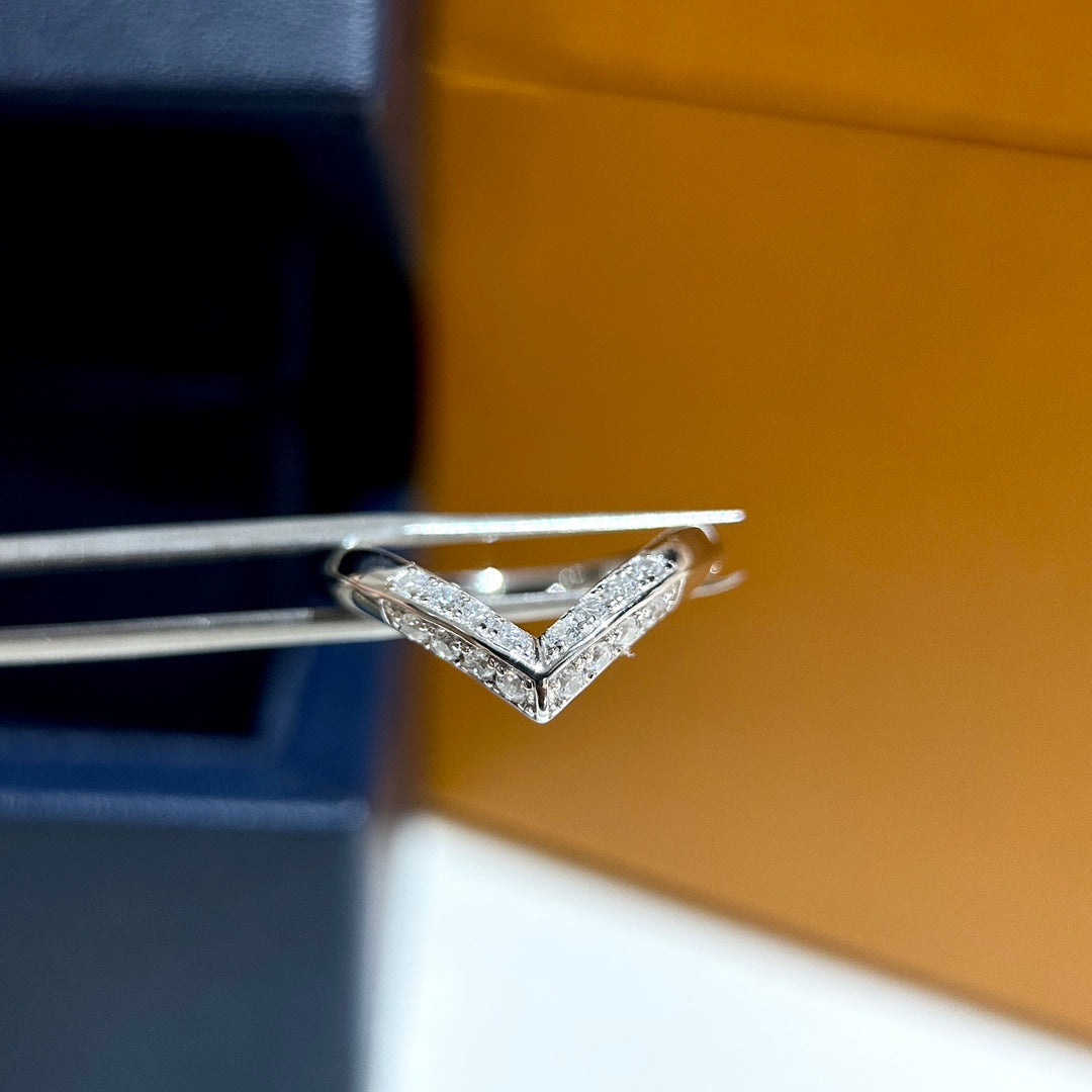 Louis Vuitton V Diamonds 18K Gold Ring