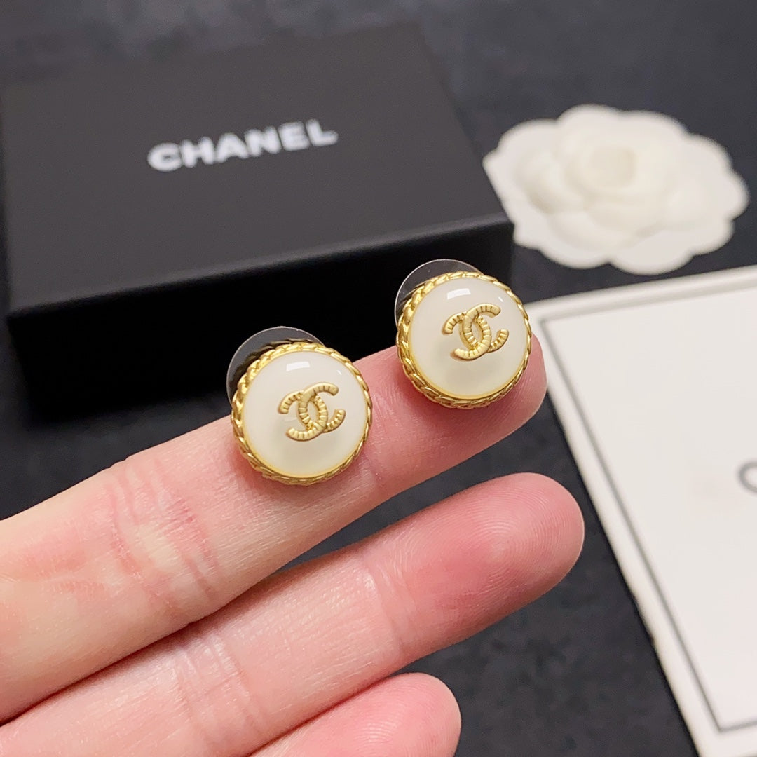 Chanel Pearl Vintage 18K Gold Earrings