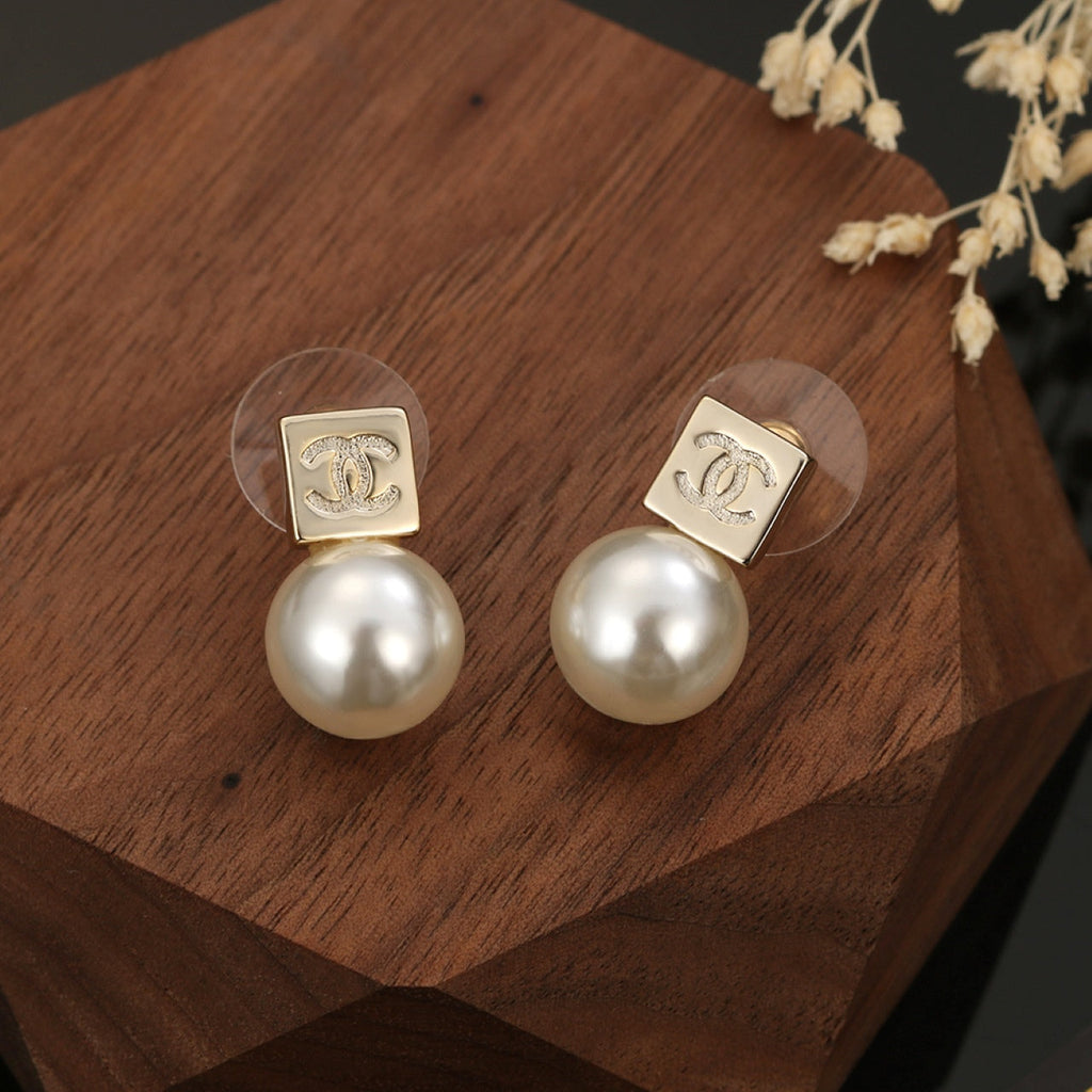 Chanel Pearls 18K Gold Earrings