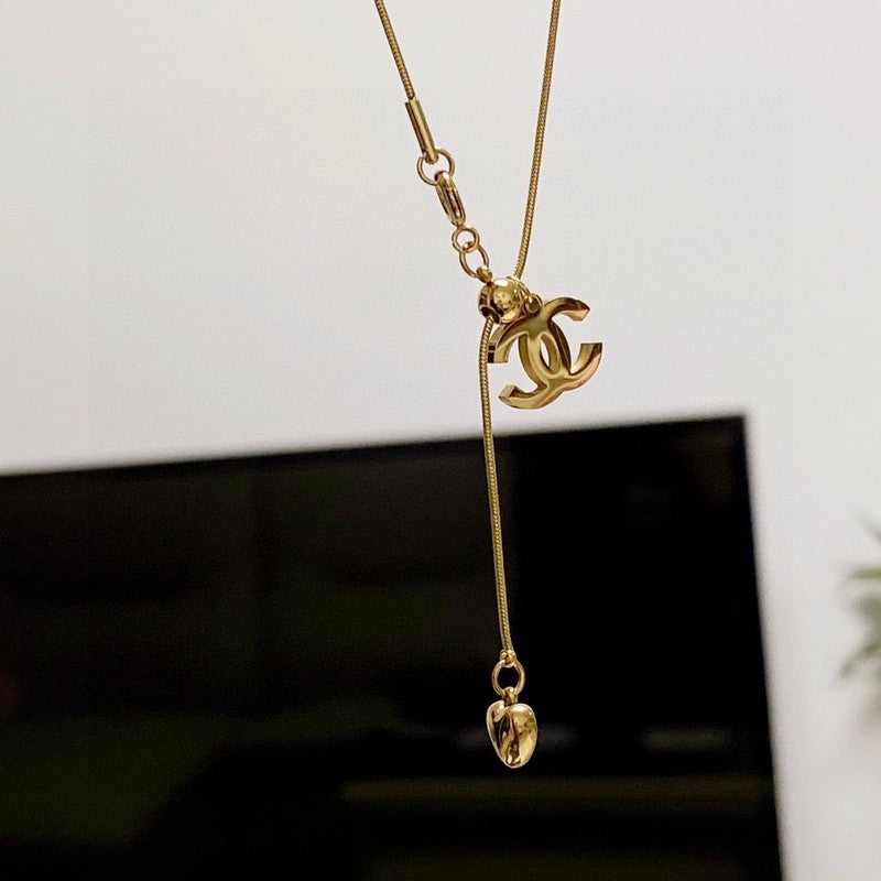 Chanel Heart Pendant Gold 18K Gold Necklace