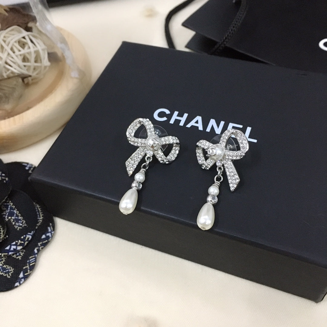 Chanel Bow Tie Diamonds 18K Gold Earrings