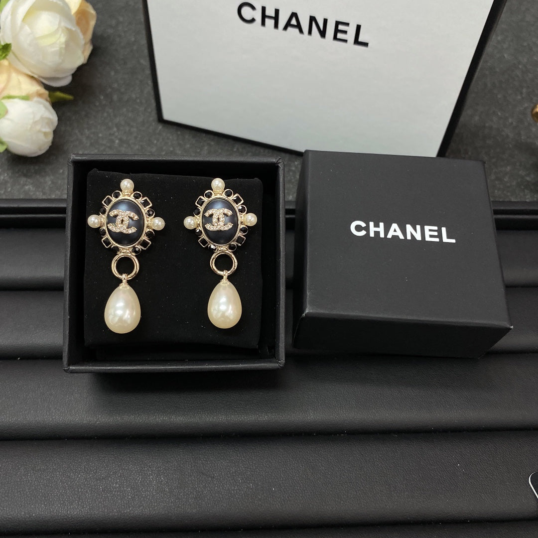 Chanel Pearl Pendant 18K Gold Earrings