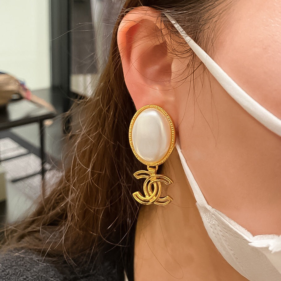 Chanel Big Pearl Pendant 18K Gold Earrings
