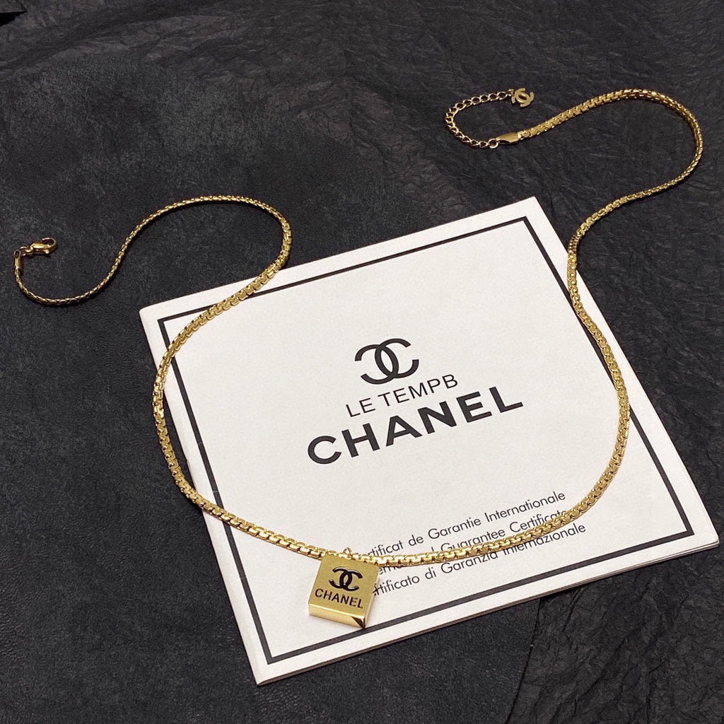 Chanel Pendant 18K Gold Necklace