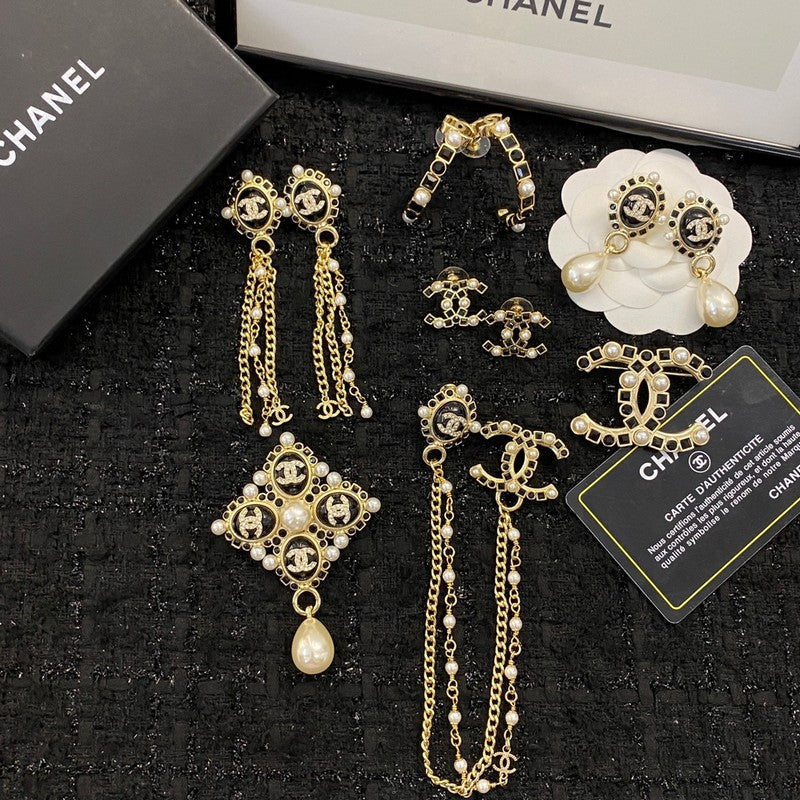 Chanel Pearl Pendant Gold 18K Gold Brooch