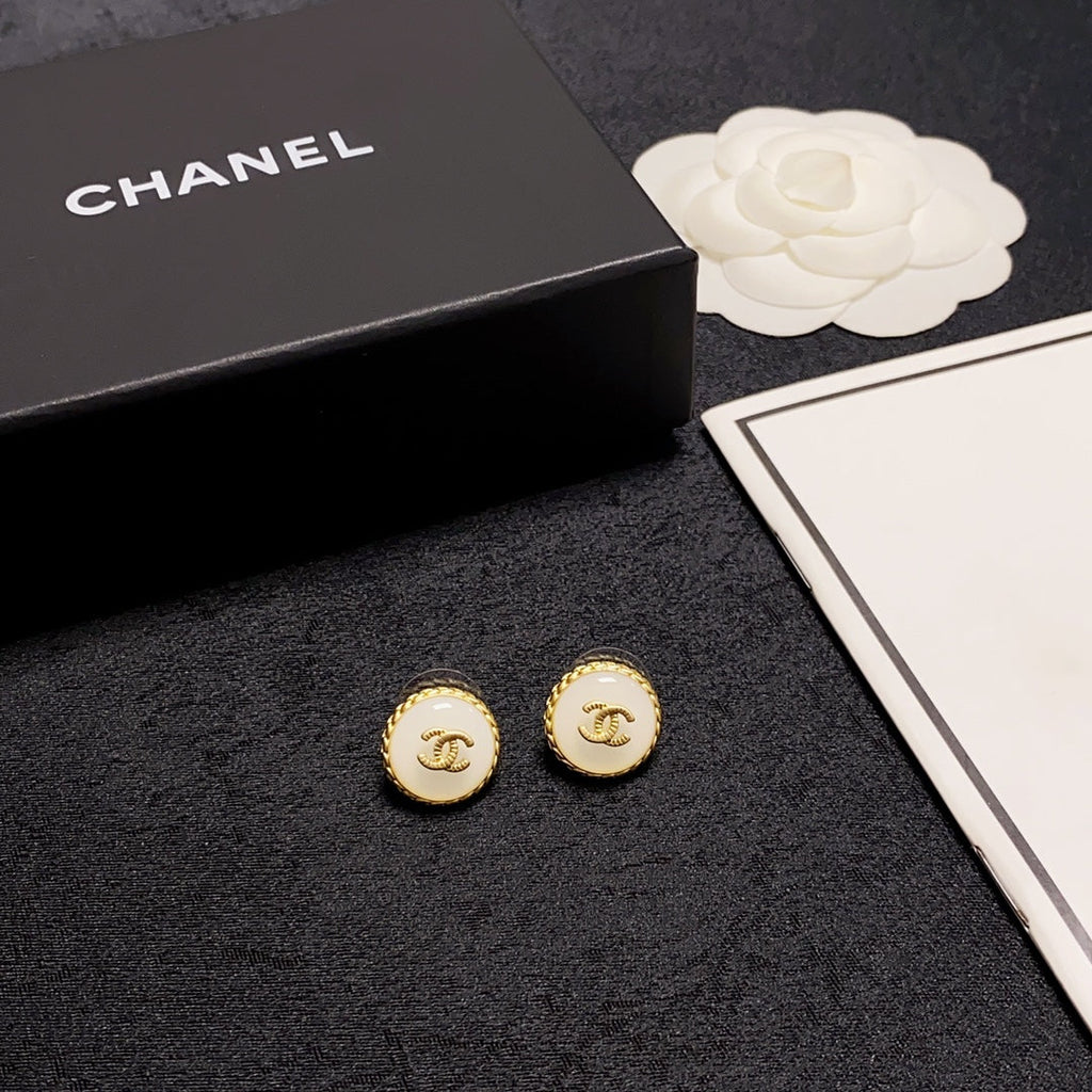 Chanel Pearl Vintage 18K Gold Earrings