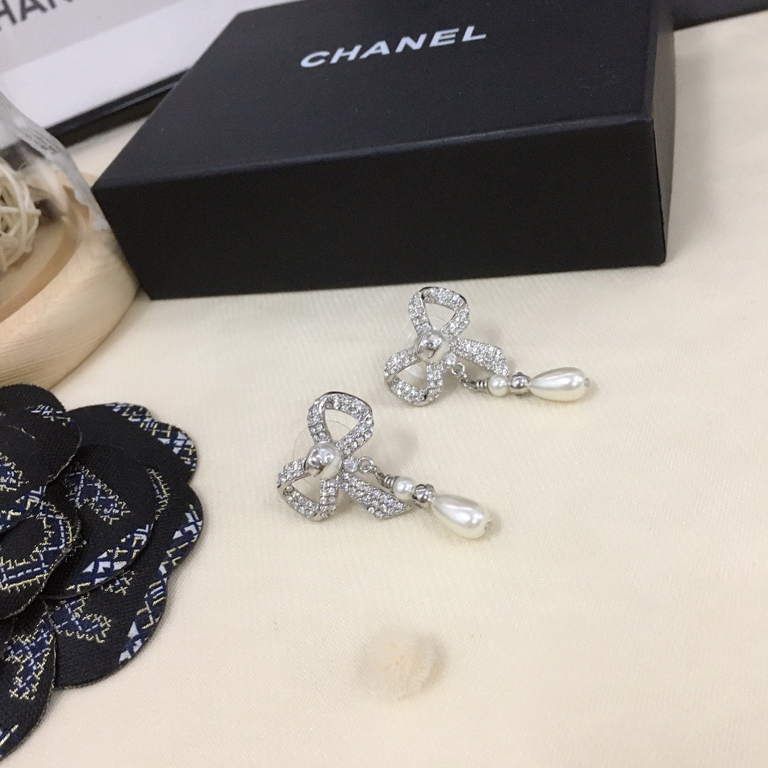 Chanel Bow Tie Diamonds 18K Gold Earrings