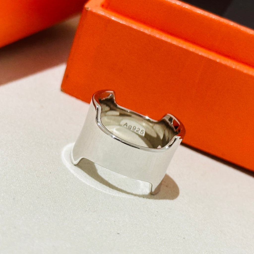 Hermes Amazone Large 18K Gold Ring
