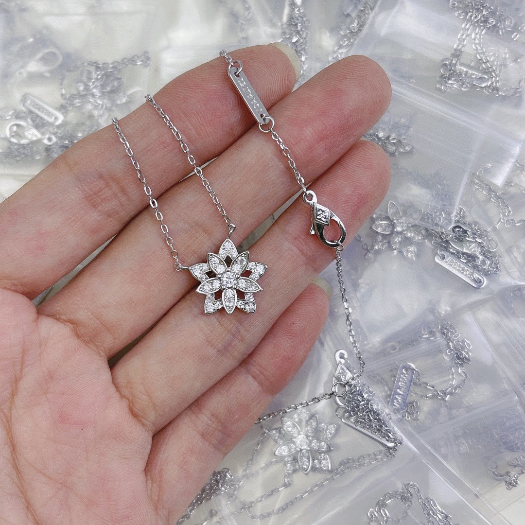 Lotus Openwork Pendant 18K Gold Necklace
