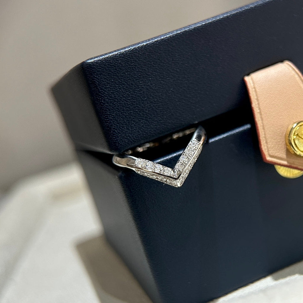 Louis Vuitton V Diamonds 18K Gold Ring