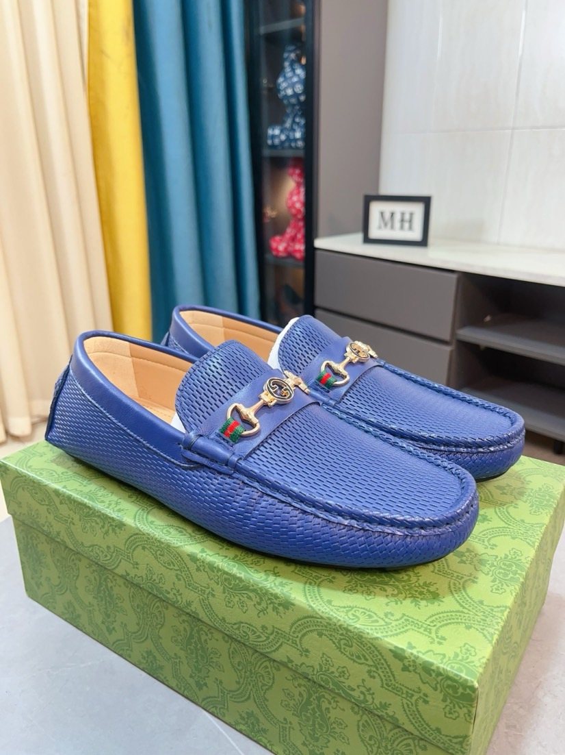 Gucci Blue Textured Hardware Loafers — front
