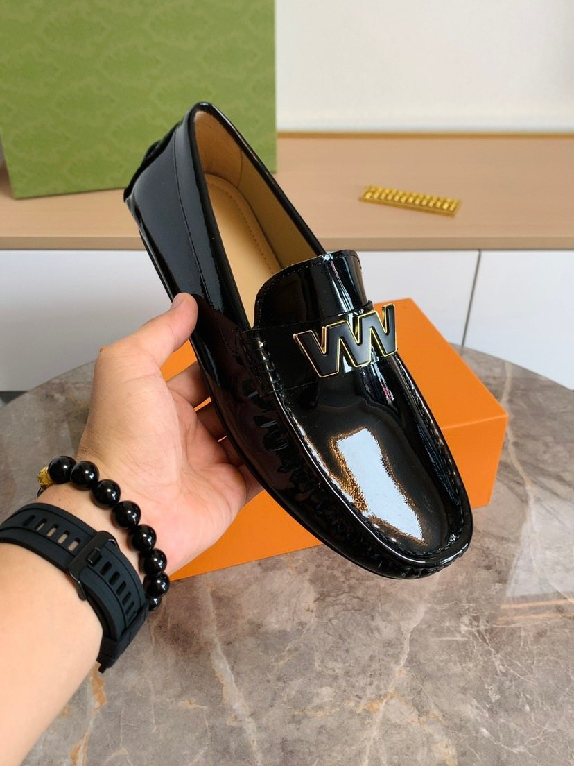 Gucci Black Metal-Detail Loafers — model
