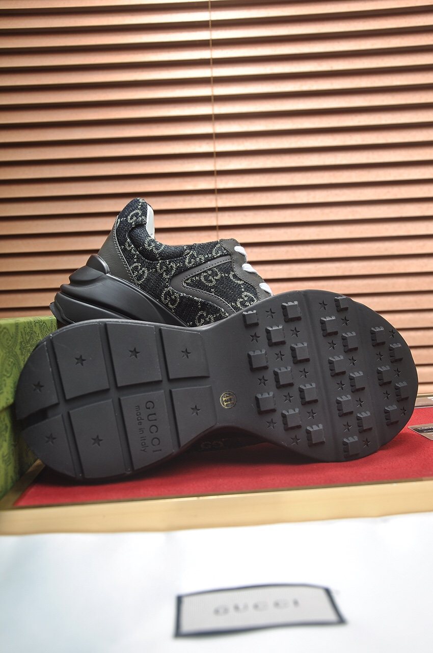 Gucci Black GG Pattern Sneakers — detail