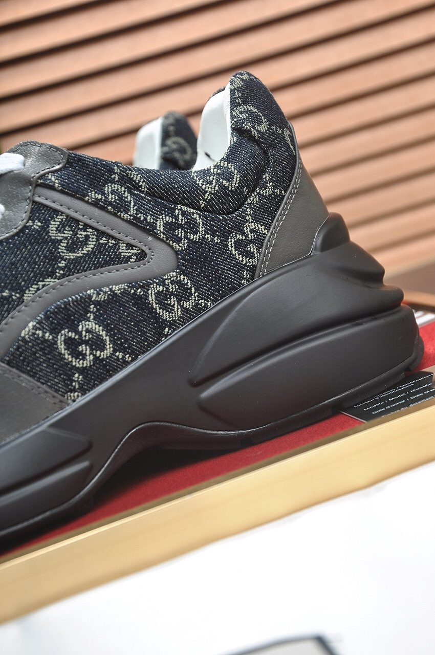 Gucci Black GG Pattern Sneakers — detail
