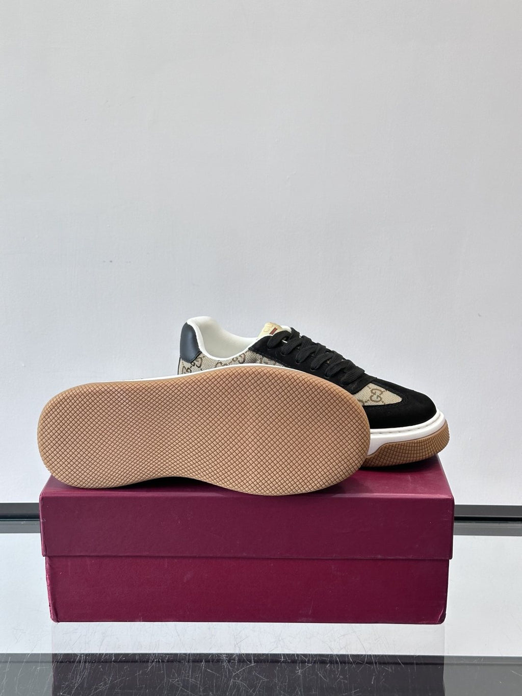 Gucci Black Beige Web Stripe Sneakers — detail