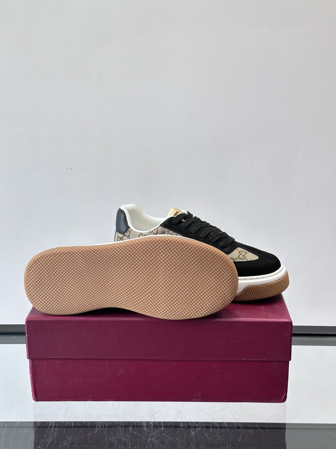 Gucci Black Beige Web Stripe Sneakers — detail