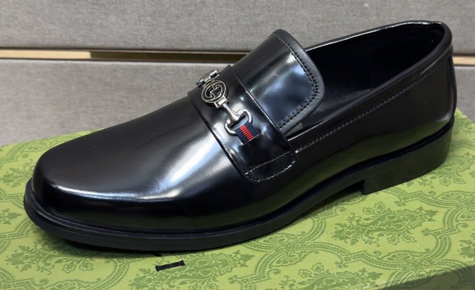 Gucci Black Metal-Hardware Loafers — front