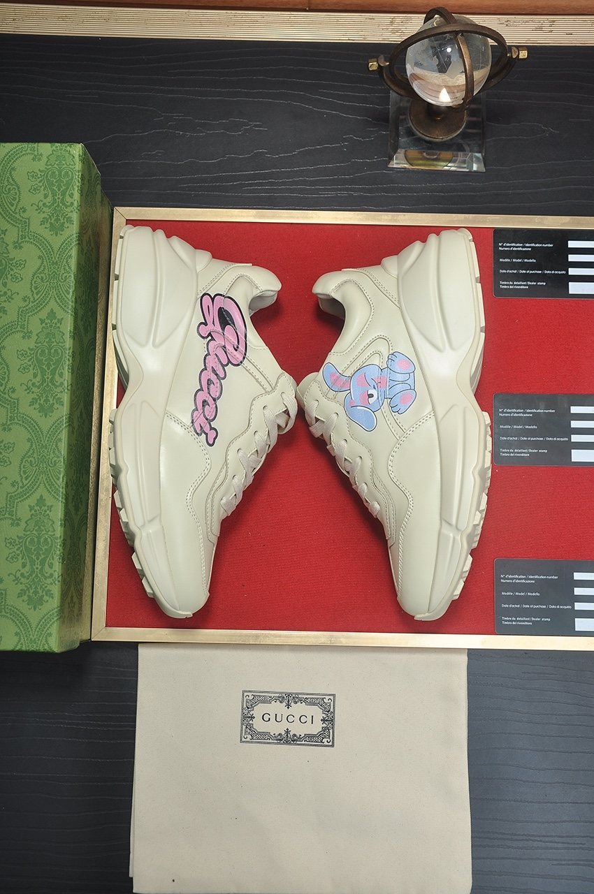 Gucci Cream Graphic Sneakers — front