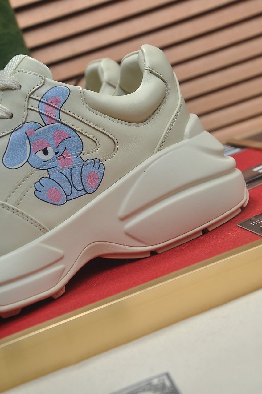 Gucci Cream Graphic Sneakers — detail