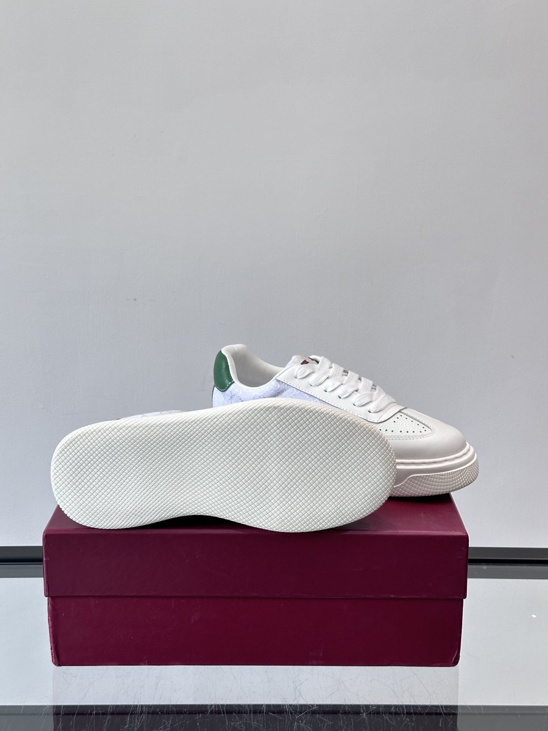 Gucci White and Green Low-Top Sneakers — detail