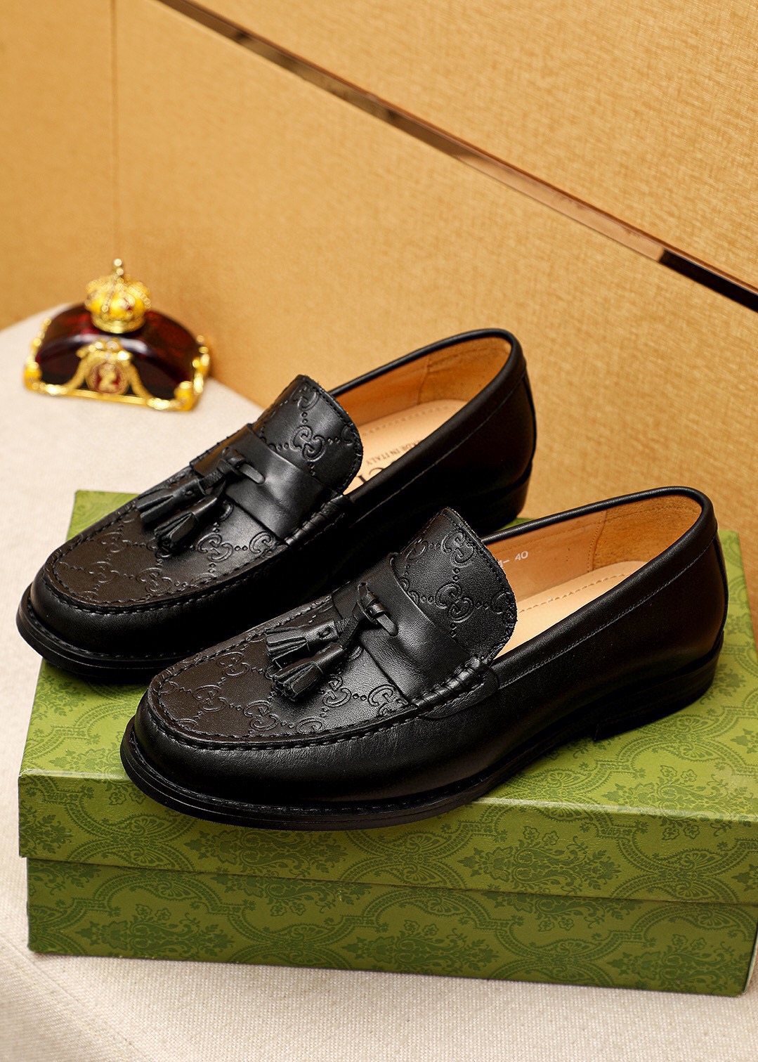 微商相册测试鞋子-Gucci Black Tassel Loafers — front