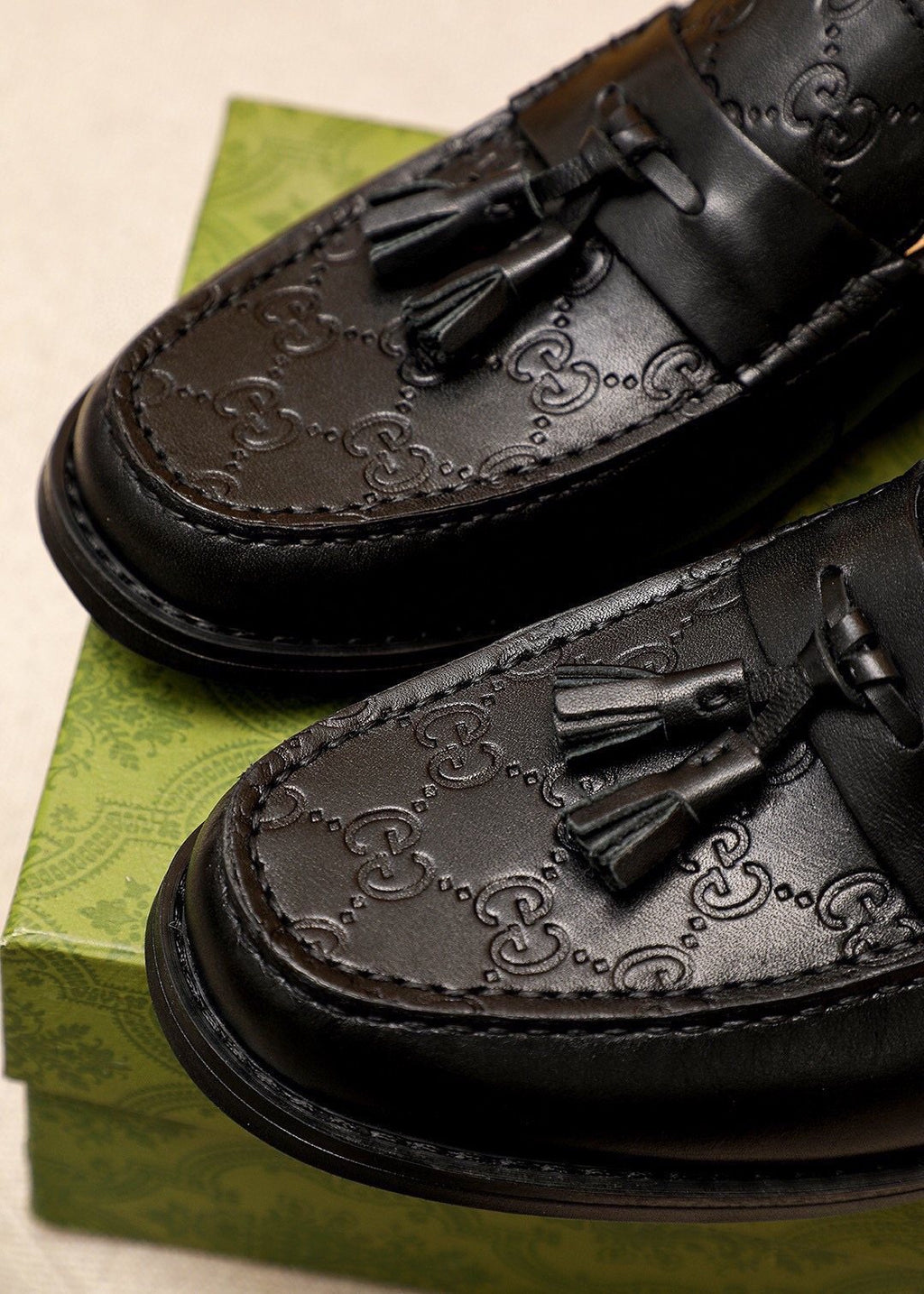 微商相册测试鞋子-Gucci Black Tassel Loafers — detail
