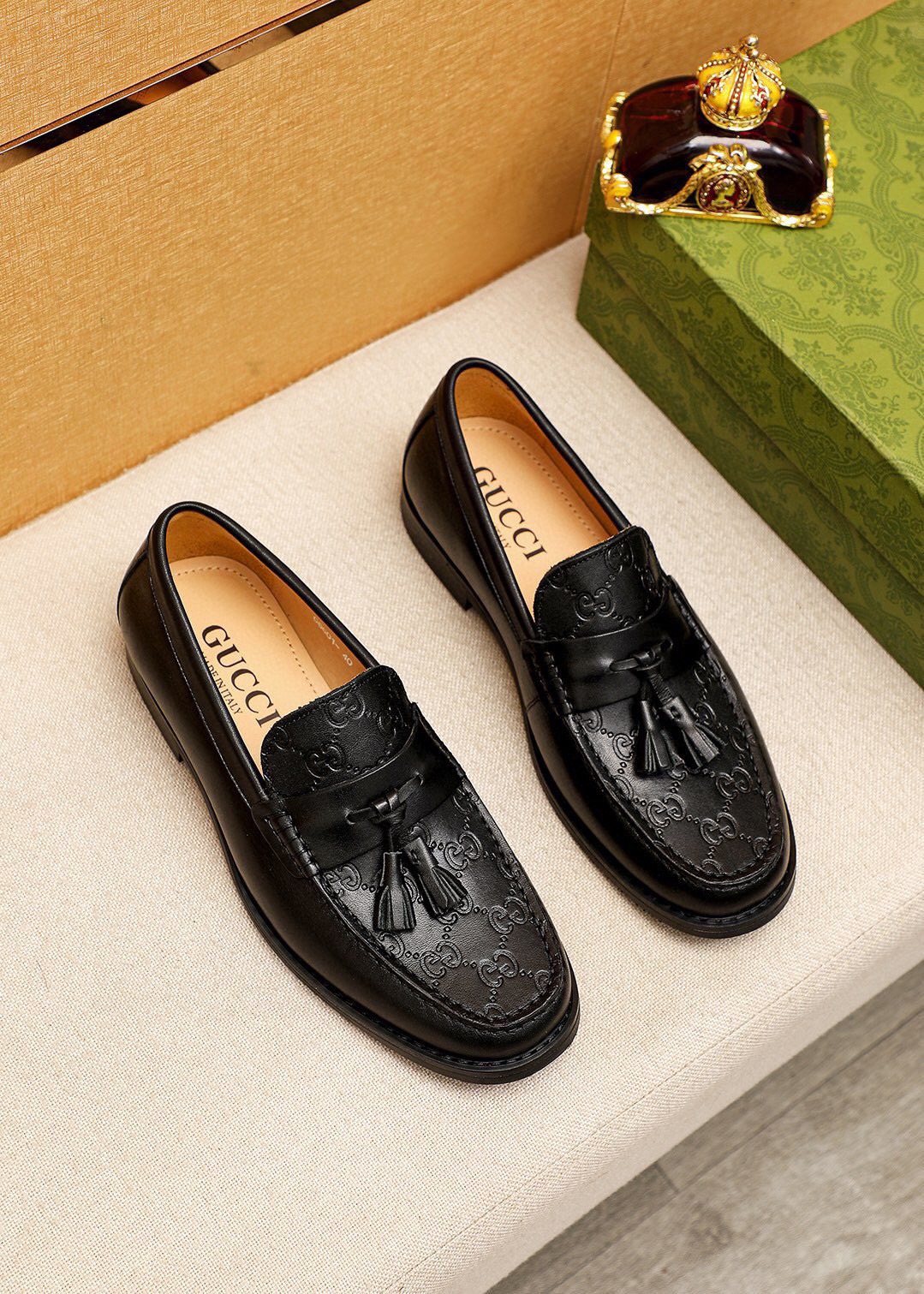 微商相册测试鞋子-Gucci Black Tassel Loafers — hero