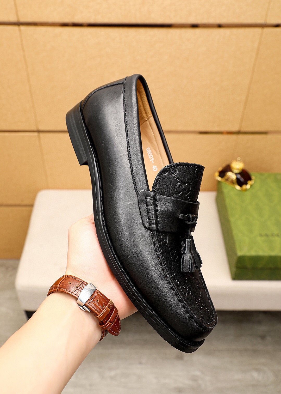 微商相册测试鞋子-Gucci Black Tassel Loafers — model