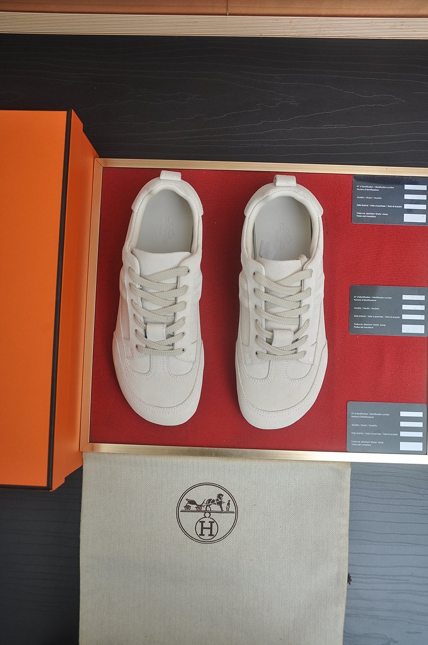 Hermès Off-White Low-Top Sneakers — front