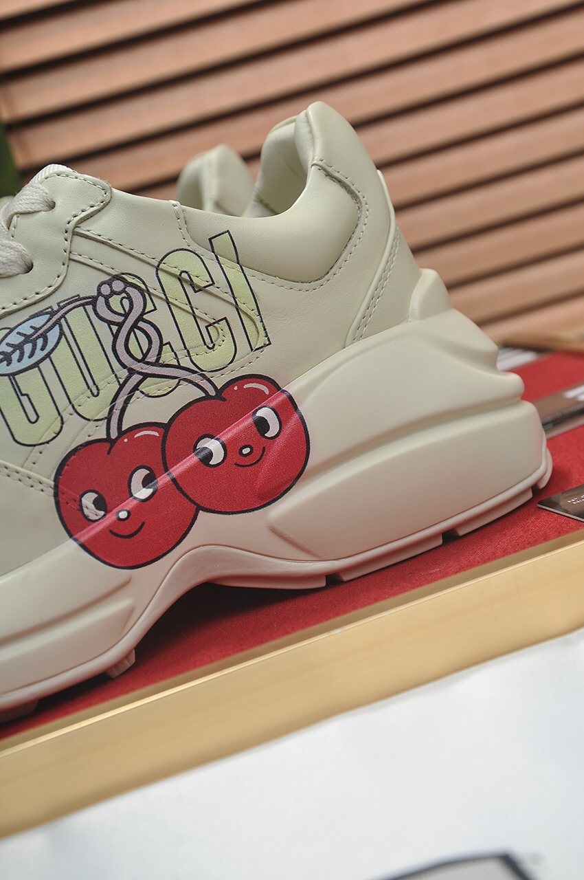 Gucci Off-White Graphic Sneakers — detail