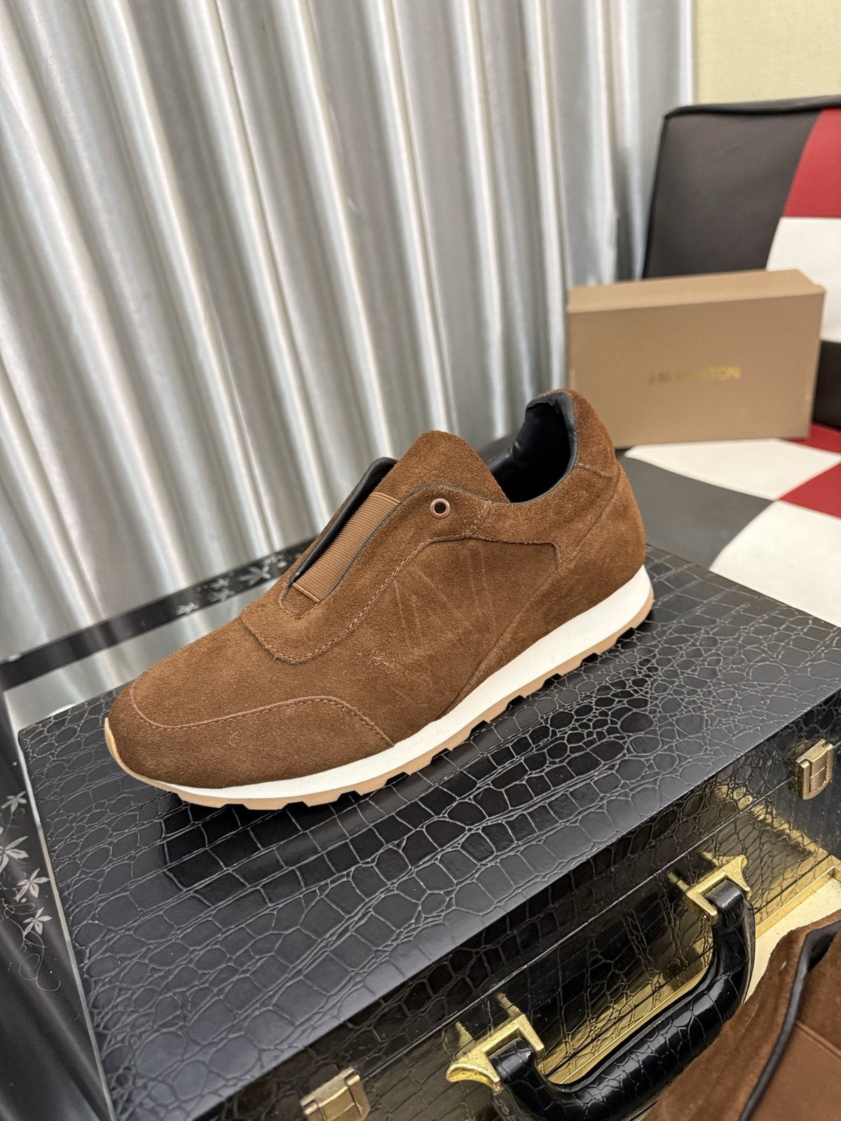 威士顿 Brown Slip-On Sneakers — side