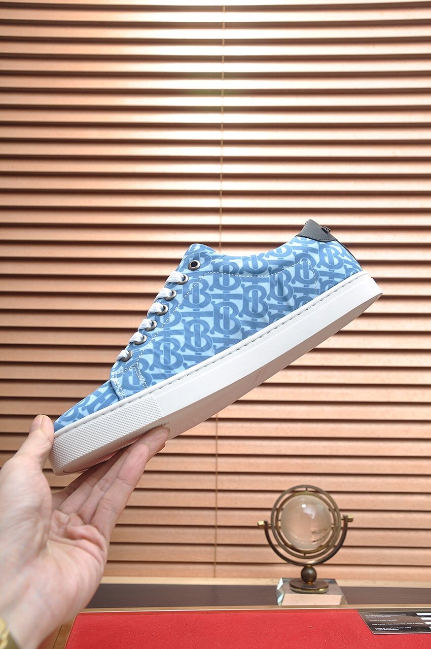 Burberry Blue Patterned Low-Top Sneakers — model