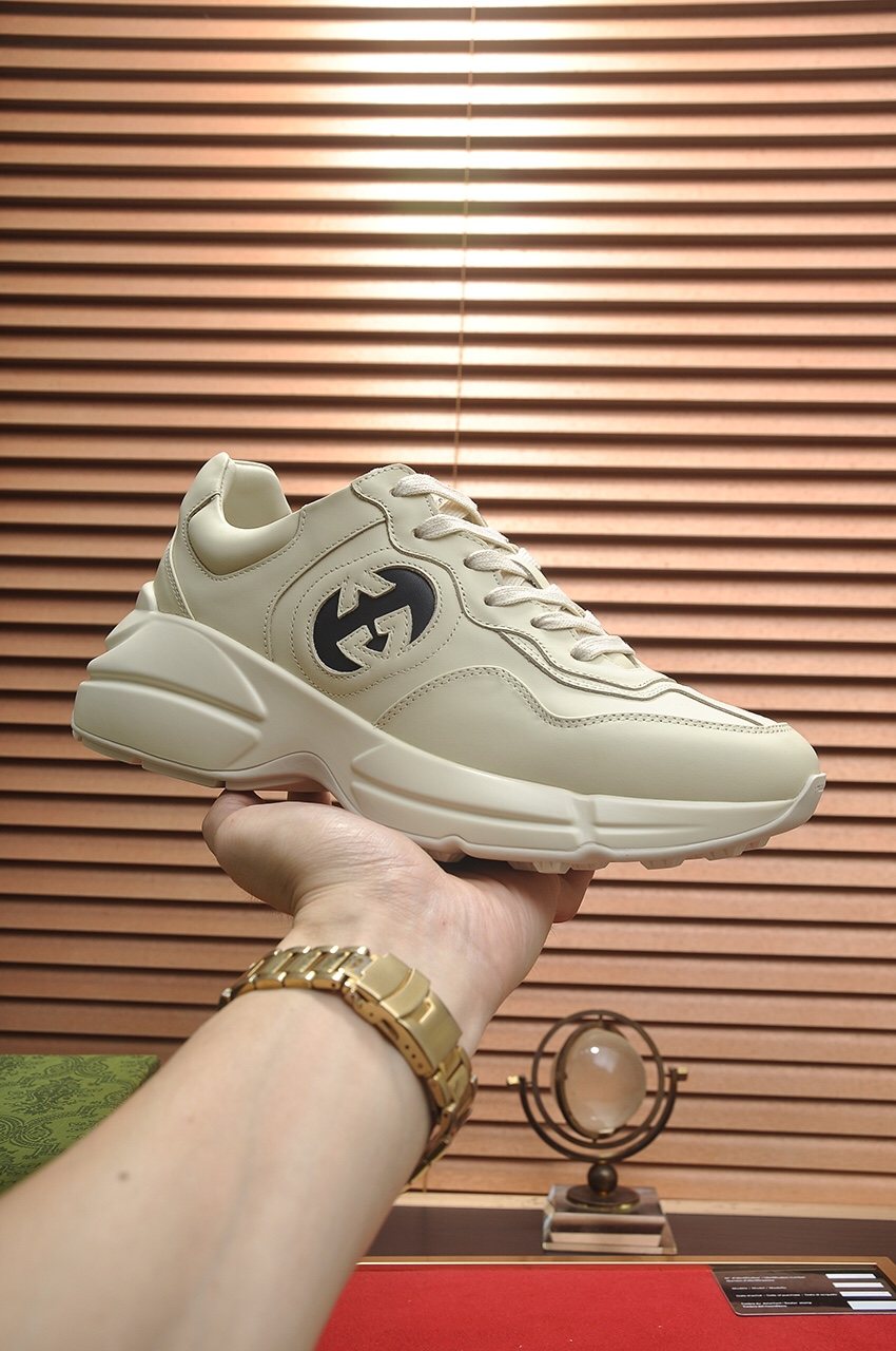 Gucci Cream White Navy Logo Low-Top Sneakers — front