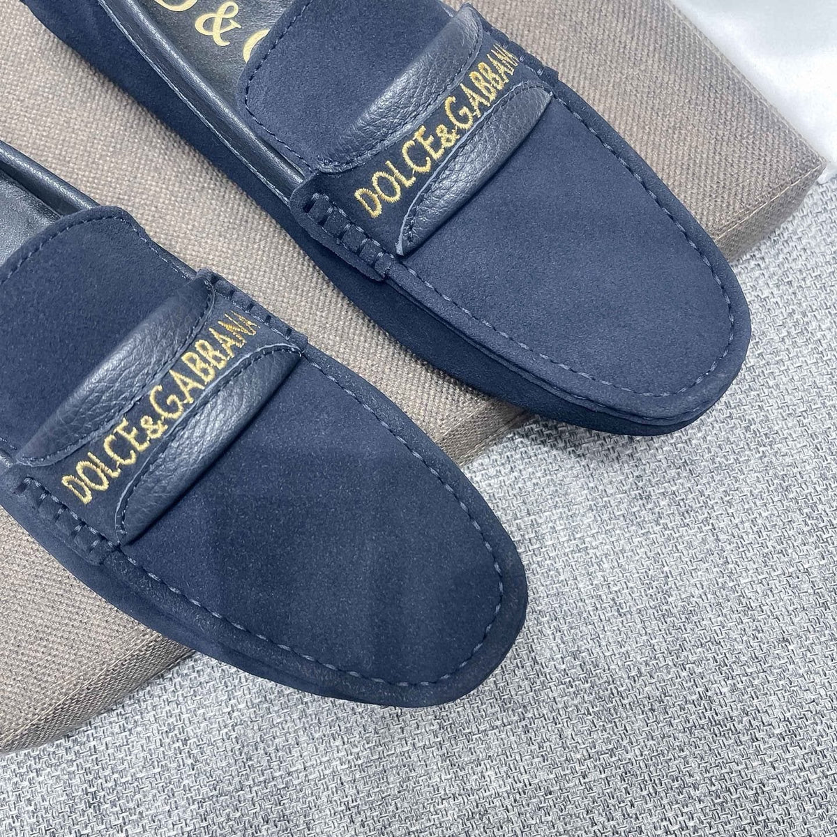 Dolce & Gabbana Gold-Detail Loafers — detail