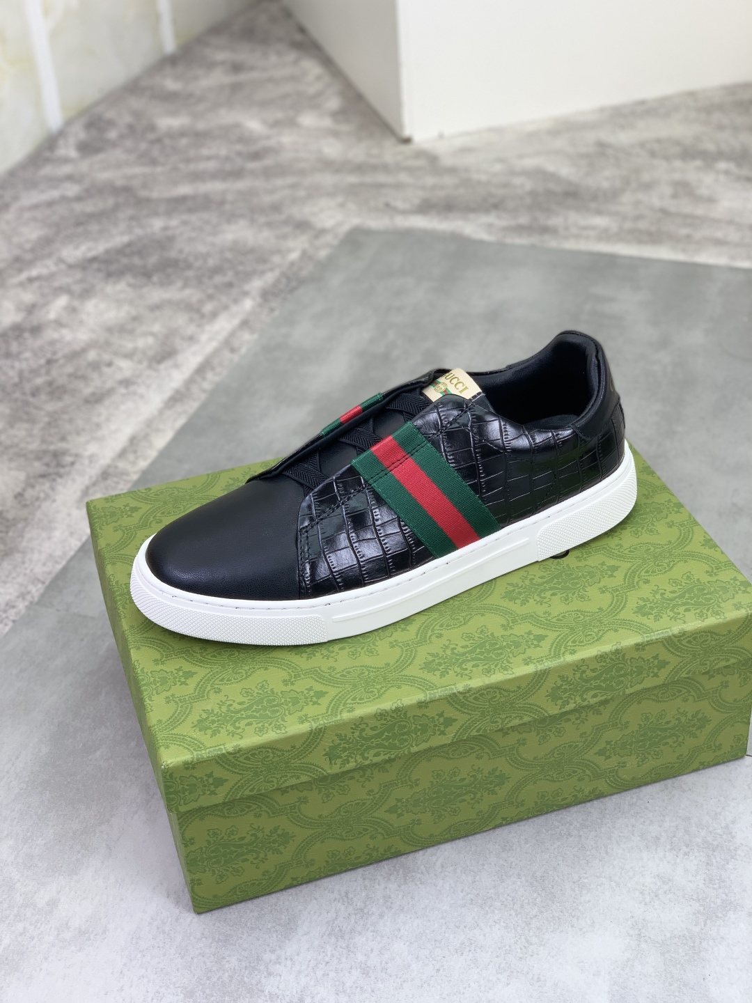 微商相册测试鞋子-Gucci Green-Red Stripe Slip-On Sneakers — side