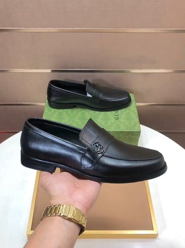 Gucci Black Leather Loafers — model